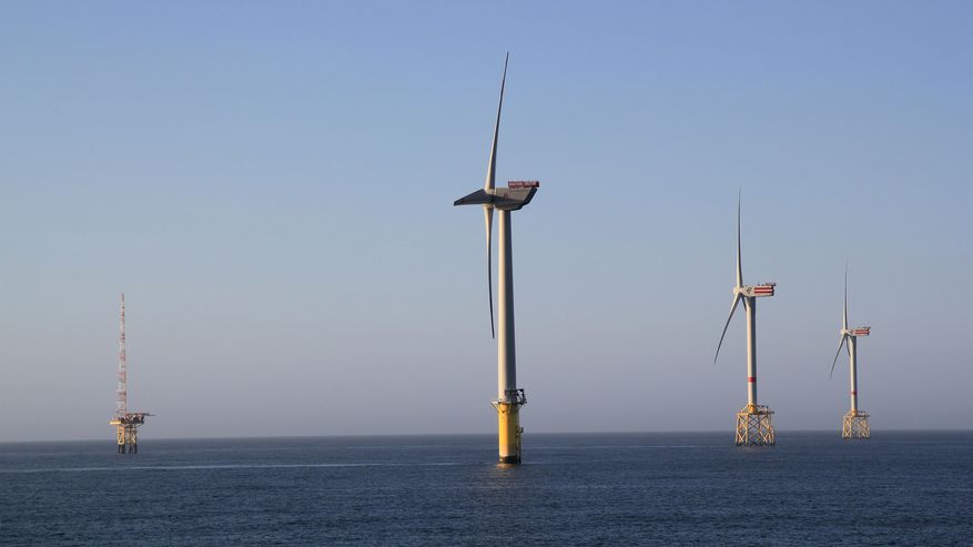 Foto, dass einen Windpark bei Windstille zeigt