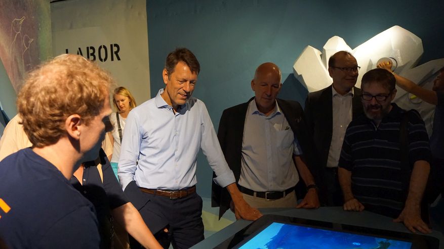 Staatssekretär Dr. Georg Schütte bei einem Besuch der MS Wissenschaft.