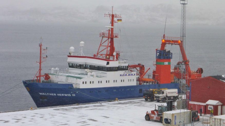 Foto, dass das Forschungsschiff Walther Herwig III, auf dem u. a. zu Kabeljau vor Grönland geforscht wird, zeigt