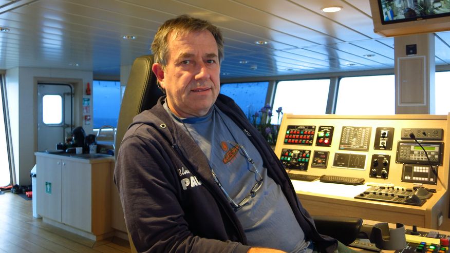 Kapitän Hans Hritz fährt seit 40 Jahren zur See und fischt unterschiedliche Delikatessen aus dem Meer. Foto, das Hans Hritz, der seit 40 Jahren zur See fährt und unterschiedliche Delikatessen aus dem Meer fischt, zeigt