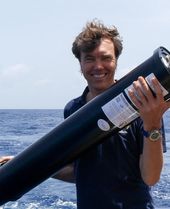 Fahrtleiter Martin Visbeck an Bord des Forschungs-Schiffes mit einem Argo-Float