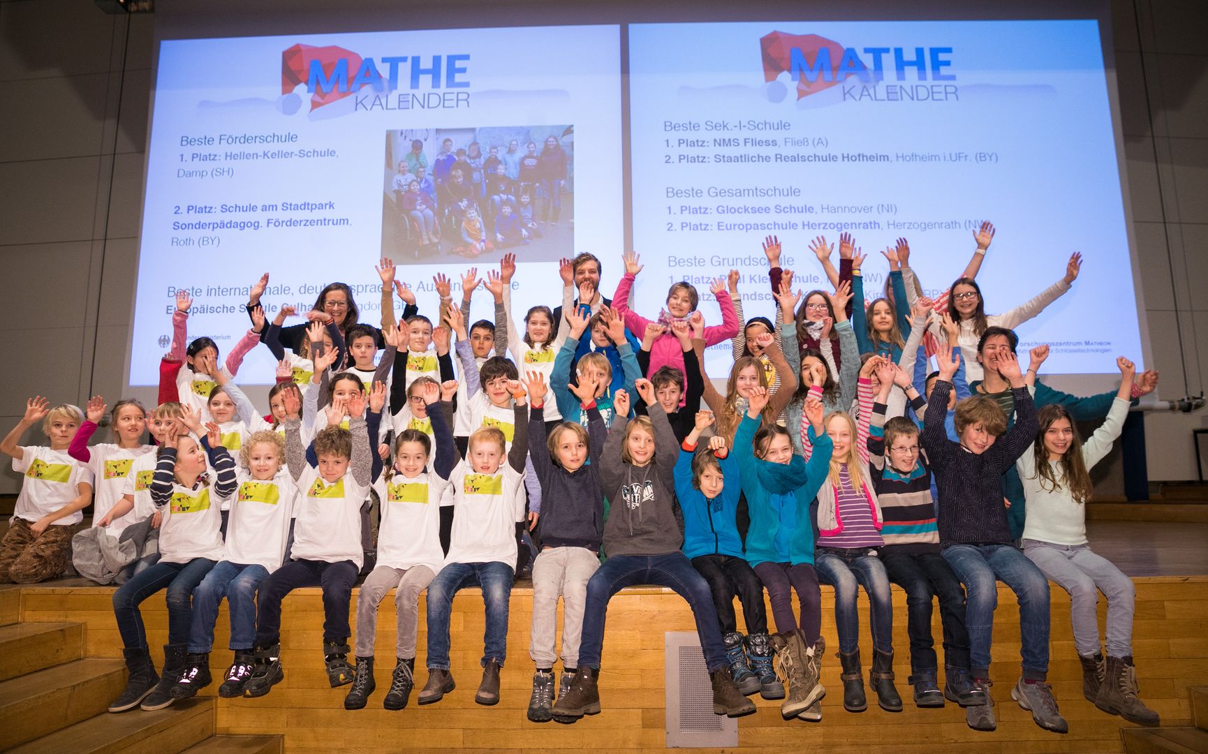 Schüler_innen der Paul-Klee-Schule in Köln und der Glocksee Schule in Hannover jubelnd auf der Bühne