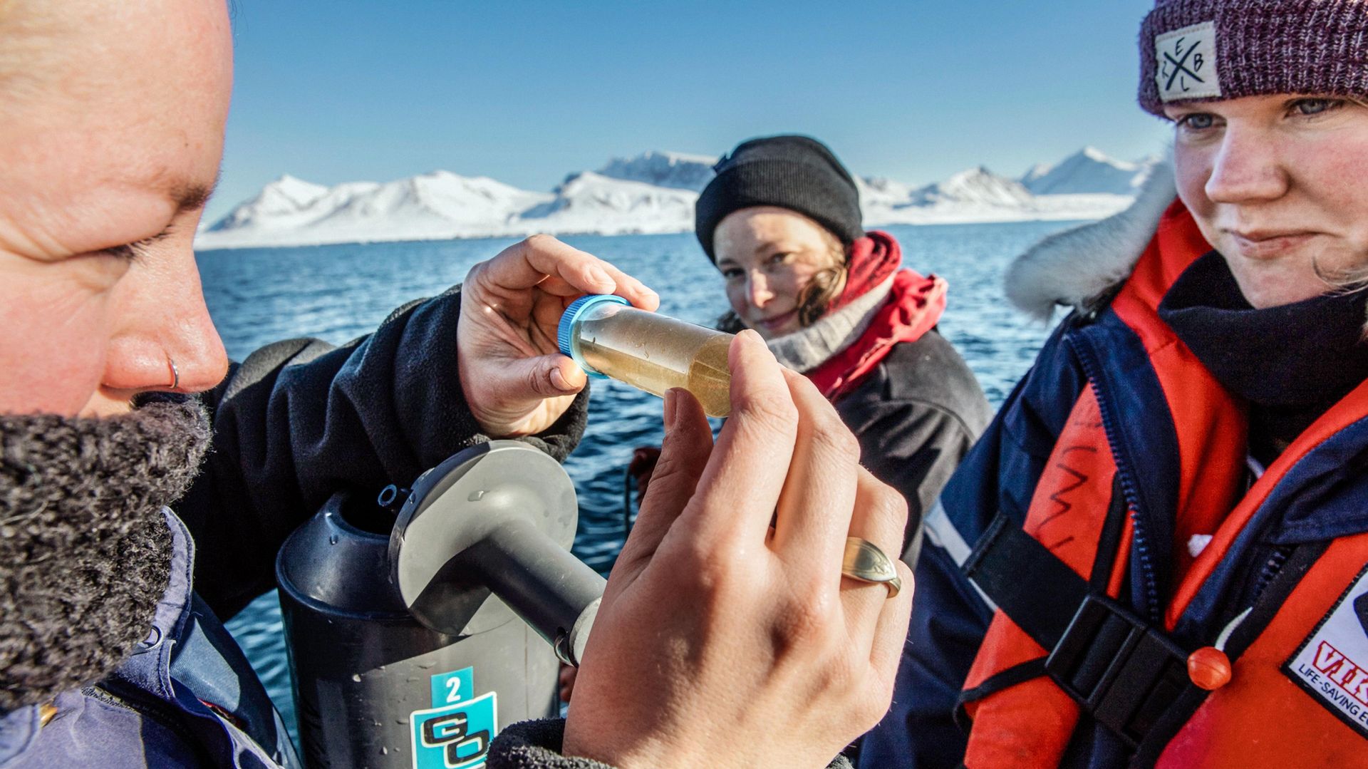Ein Foto von Dr. Clara Hoppe, Laborantin Laura Wischnewski und Doktorandin Klara Wolf auf dem Kongsfjord, Spitzbergen, Arktis