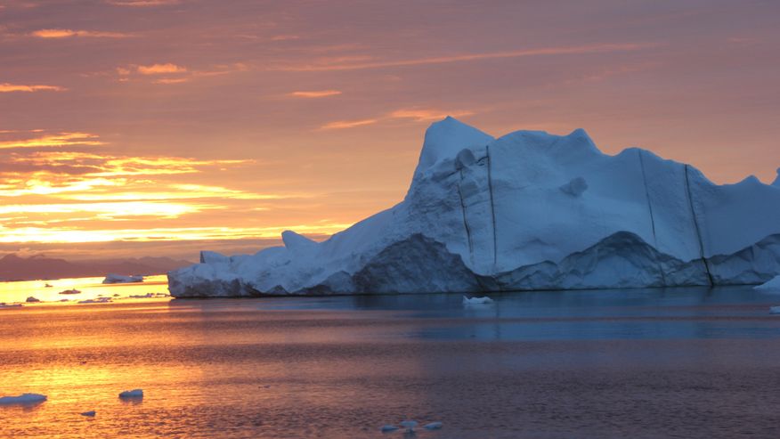 Foto eines Eisbergs vor Grönland im Sonnenuntergang