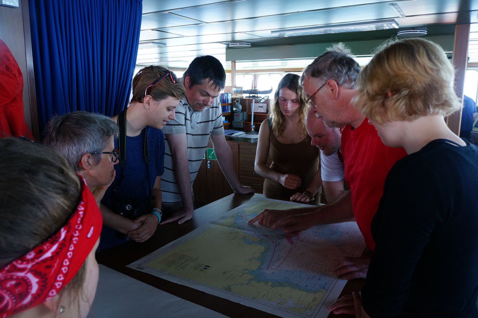 Die gute alte Seekarte aus Papier ist immer noch die beste Grundlage zur Planung der Stationen am nächsten Tag. Eine Einsatzplanung auf der Brücke. ©Yasemin Biodur (UHB)