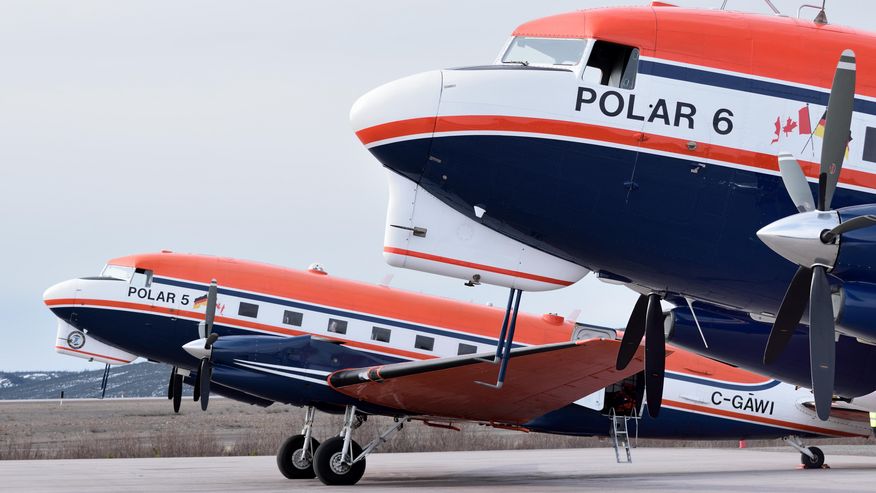 Foto, das die beiden Forschungsflugzeuge, die in der Arktis und in der Antarktis forschen, zeigt.