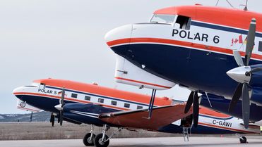 Foto, das die beiden Forschungsflugzeuge, die in der Arktis und in der Antarktis forschen, zeigt.