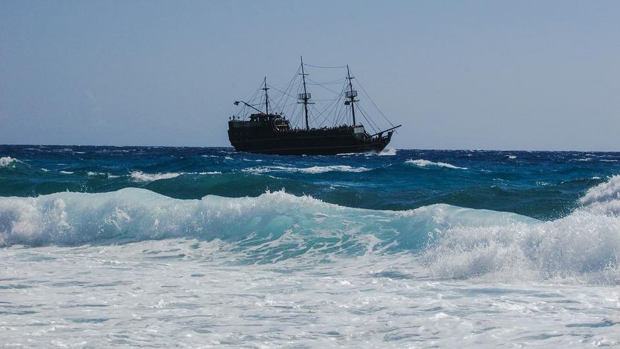 Foto von Schiff, welches Wellen im Meer erzeugt