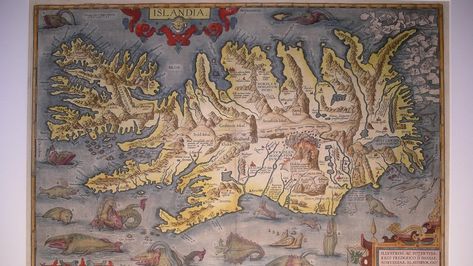 Foto einer Landkarte, die Island und die Vorstellung der Wesen im dort angrenzenden Meer zeigt