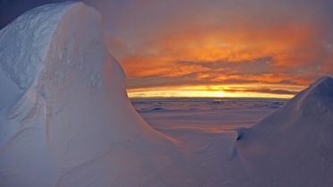 Ein Foto, das einen Sonnenuntergang in der Arktis zeigt