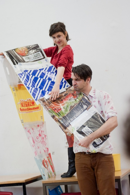 Vorschaubild zur Detailansicht der Veranstaltung: Tüten im Wind - Ein Müllspieltheaterstück