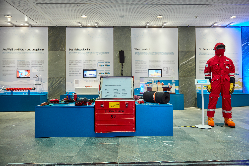 Vorschaubild zur Detailansicht der Veranstaltung: Ausstellung „Das Meer beginnt hier – Polarregionen“ im Bundesministerium für Bildung und Forschung