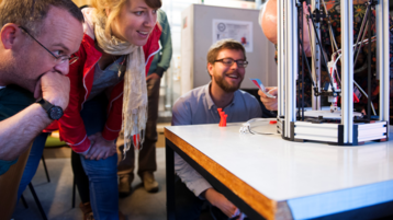 Wissenschaftlerinnen und Wissenschaftler arbeiten mit einem 3D-Druckers
