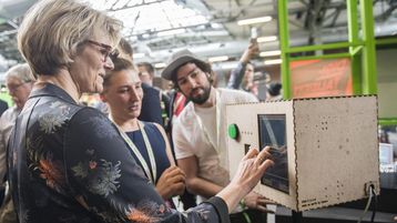 Die Bundesministerin Frau Karliczek testet die künstliche Intelligenz Berufs-Agentur (KIBA).