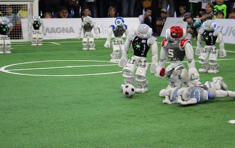 Foto von Fußball spielenden Robotern