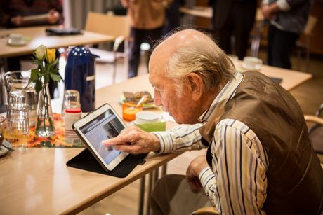 Zu sehen: Ein Projektteilnnehmer beschäftigt sich mit dem Tablet-PC