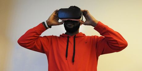 Mann mit einer VR-Brille auf dem Kopf