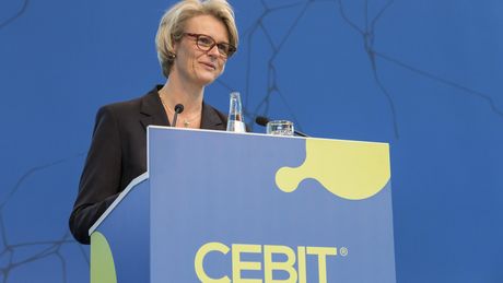 Bundesforschungsministerin Anja Karliczek verleiht den CEBIT Innovation Award 2018 auf der Expert Stage.
