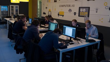Studierende sitzen im Computerlabor an Pc-Arbeitsplätzen und lernen den umgang mit Big Data Anwendungenn