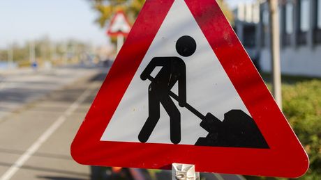 Schild Achtung Straßenbauarbeiten