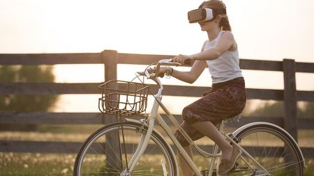Foto eines radfahrenden Mädchens mit VR-Brille
