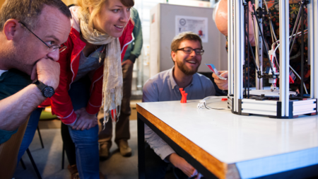 Wissenschaftlerinnen und Wissenschaftler arbeiten mit einem 3D-Druckers