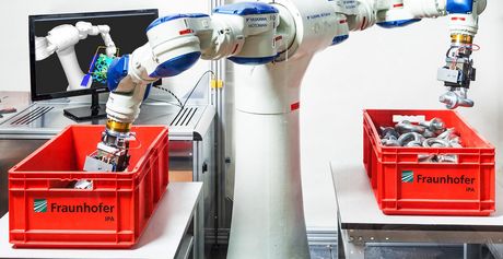 Ein zweiarmiger Greifroboter übt den "Griff in die Kiste" dabei sollen Werkzeugevon dem Roboter genommen  werden, ohne dass sie vorher in einer bestimmten Position liegen