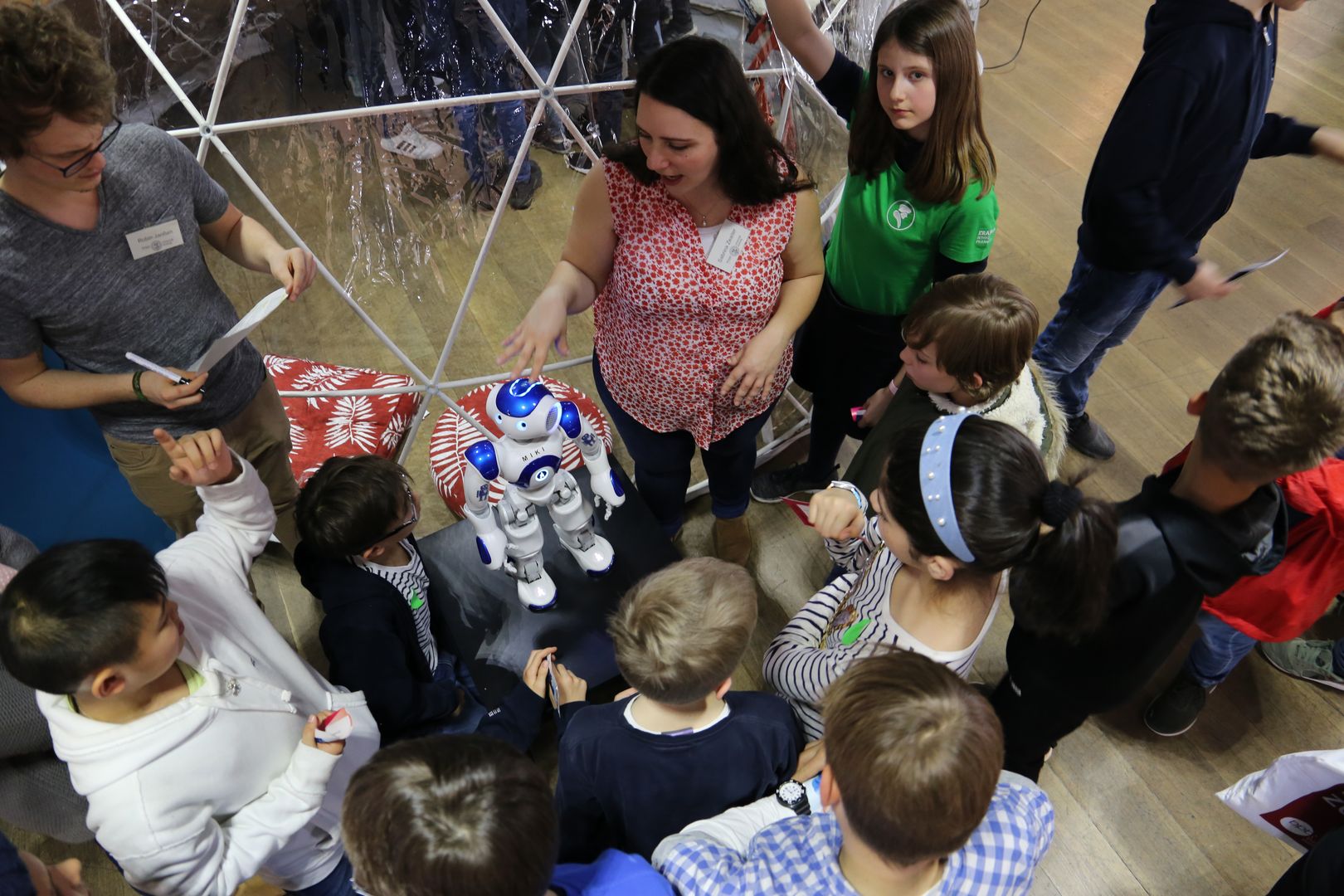 Beim Robotikum können Jugendliche ab der 9. Klassenstufe in jeweils 30-minütigem Workshop mit den beiden humanoiden Robotern Nao und Pepper. 