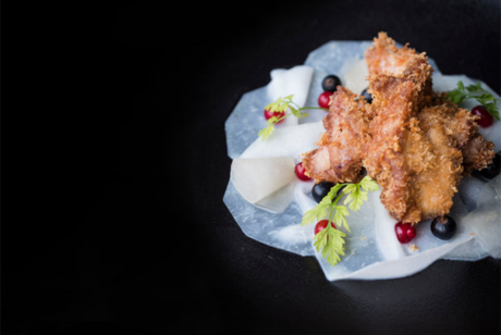 Paniertes Fleisch auf Rettichscheiben