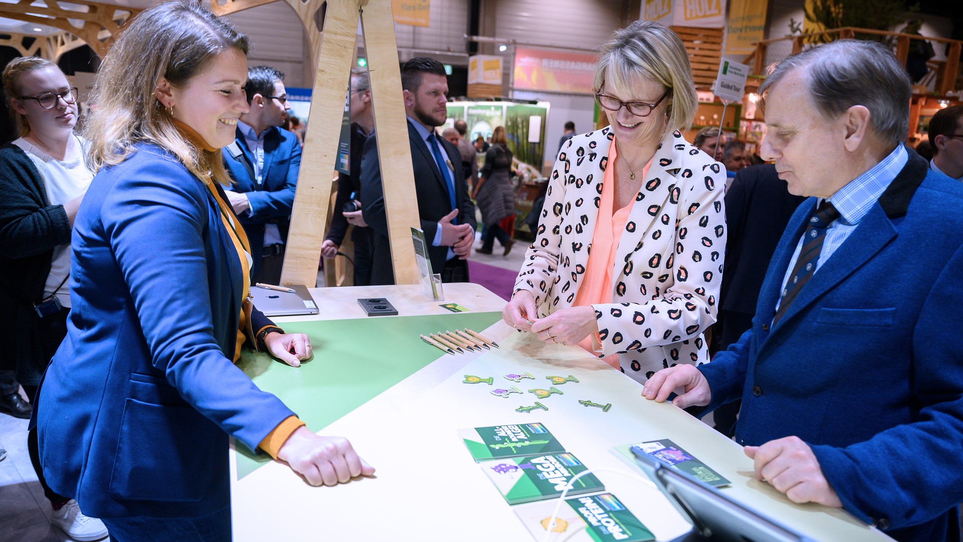 Bundesforschungsministerin Anja Karliczek am Stand des Wissenschaftsjahres 2020 – Bioökonomie auf der Internationalen Grünen Woche. 