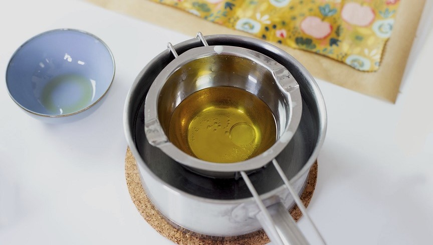 Bienenwachs und Jojobaöl in einem Schmelztiegel