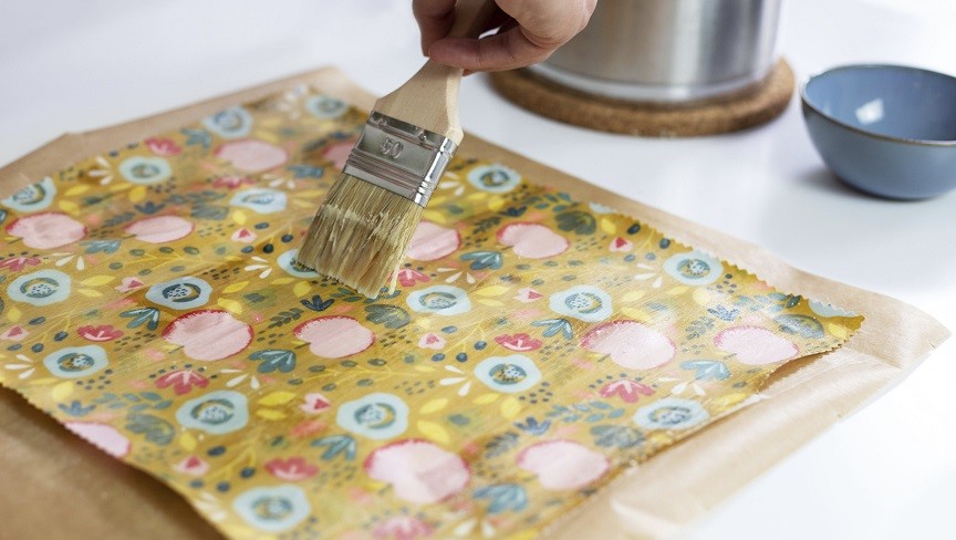 Das zugeschnitte Baumwolltuch wird mit der flüssigen Bienenwachsmischung bestrichen