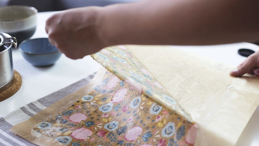 Das Backpapier wird von den Bienenwachstüchern abgezogen