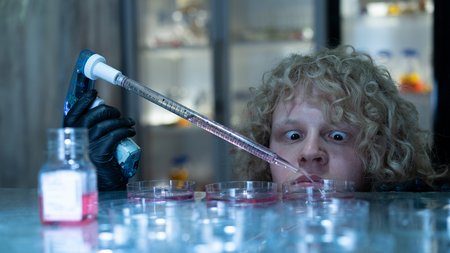 Biologiestudent experimentiert