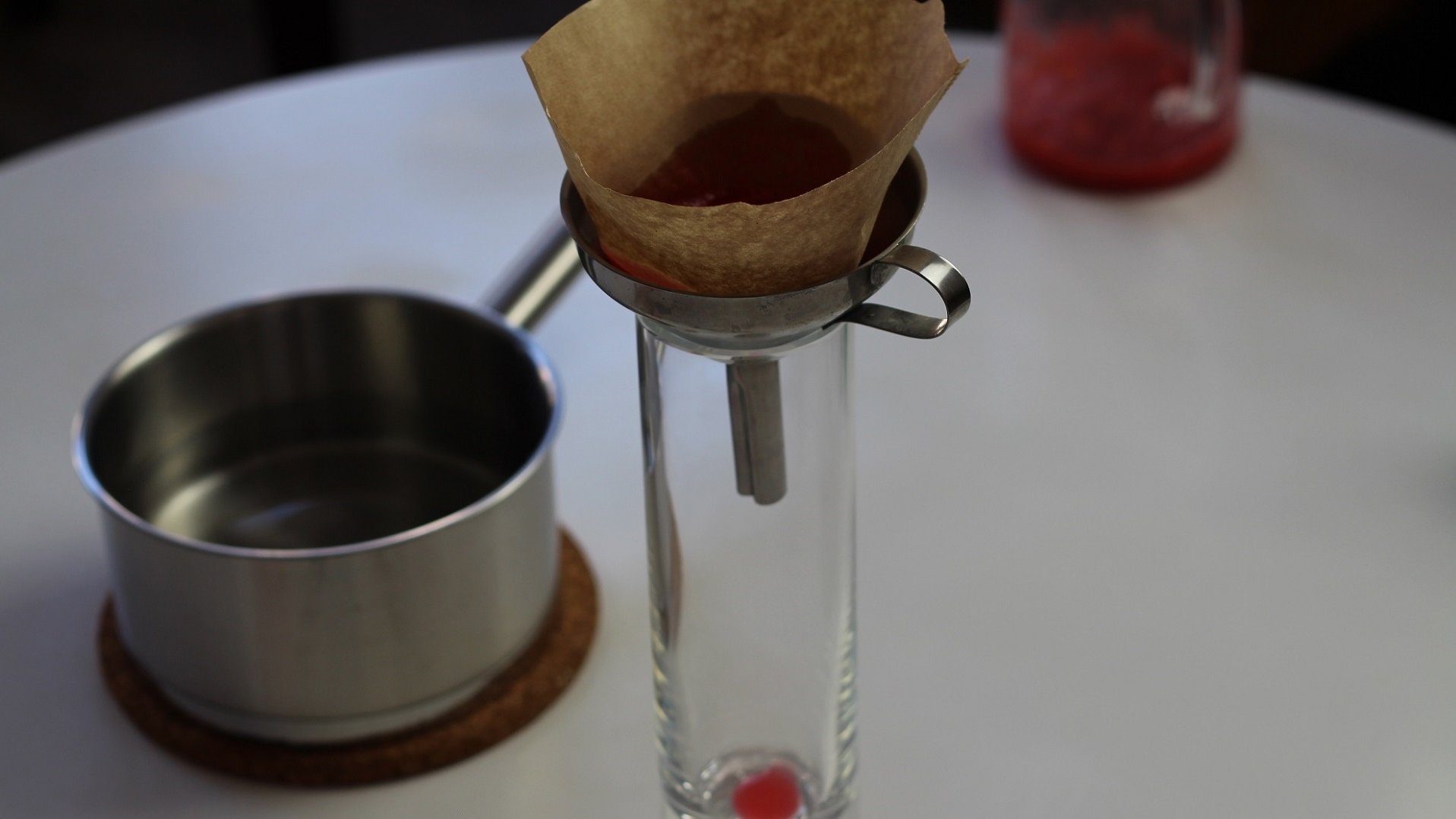 Kaffeefilter auf einem Trichter. 