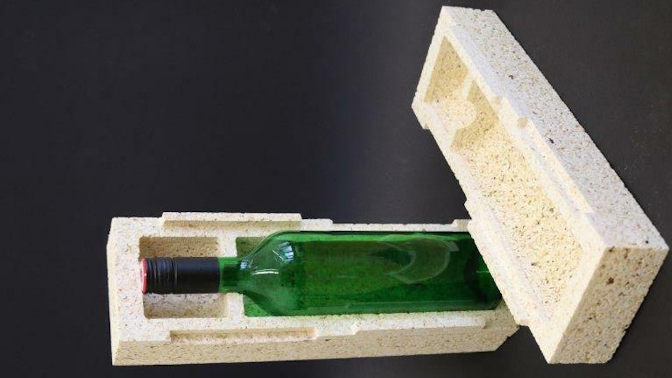 Ein Foto von einer Weinflasche, welche in einer aus Popcorn hergestellten Verpackung ist