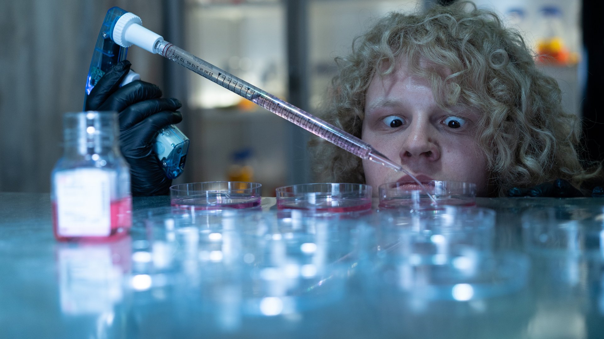 Biologiestudent Ole (Darsteller Sebastian Jakob Doppelbauer) macht in seiner WG auch privat gentechnische Experimente. © Netflix