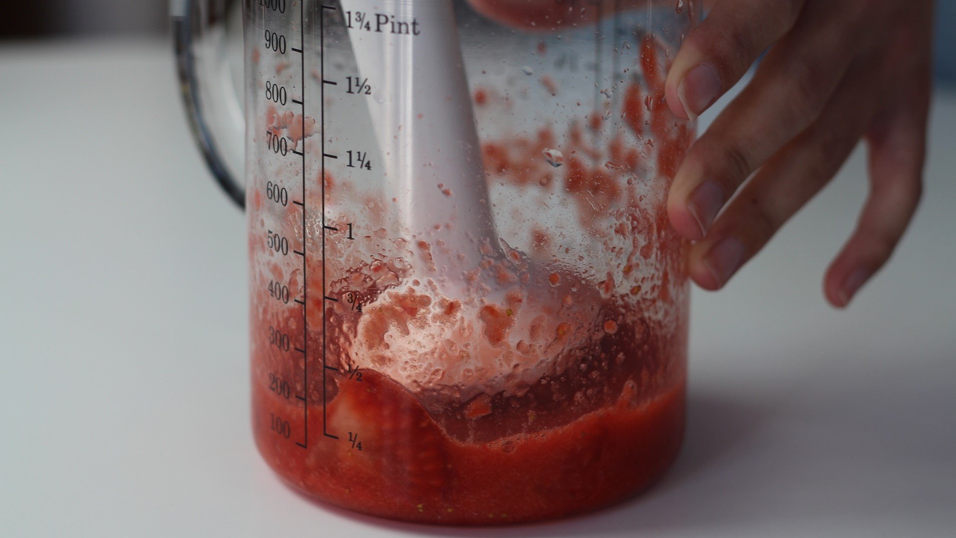 Im Schraubglas werden Wasser, Spülmittel und Salz miteinander verrührt.