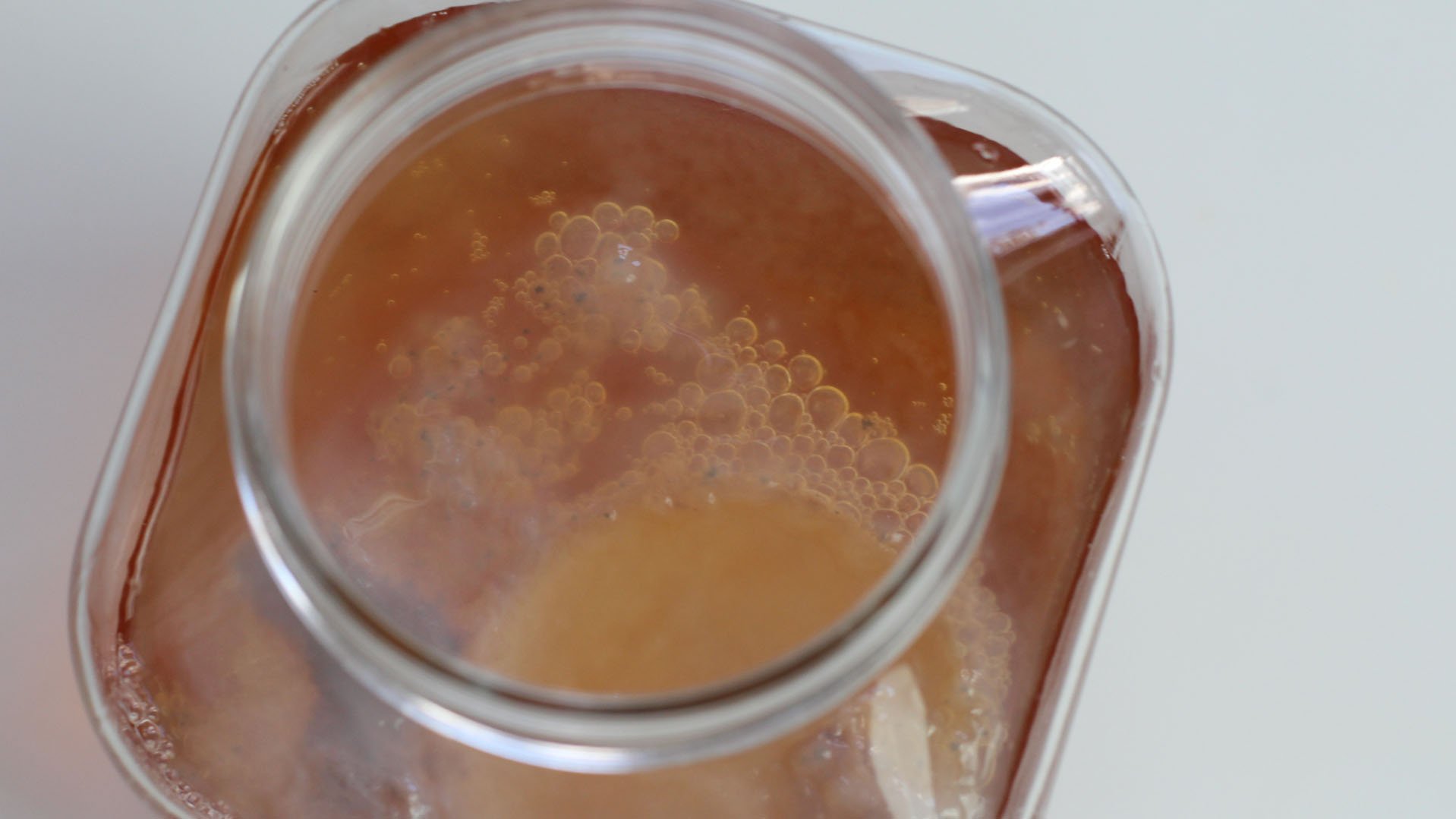 Nach etwa 5 Tagen sollte der Kombucha säuerlich-süß schmecken. Der Zucker wurde durch die Hefen u. a. in Alkohol und CO2 umgewandelt. Dabei entsteht auch die prickelnde Kohlensäure. Der Alkohol wiederum wird von den Essigsäurebakterien zu Essigsäure verarbeitet. Da der Alkohol direkt umgewandelt wird, zählt Kombucha zu den nicht alkoholischen Getränken.