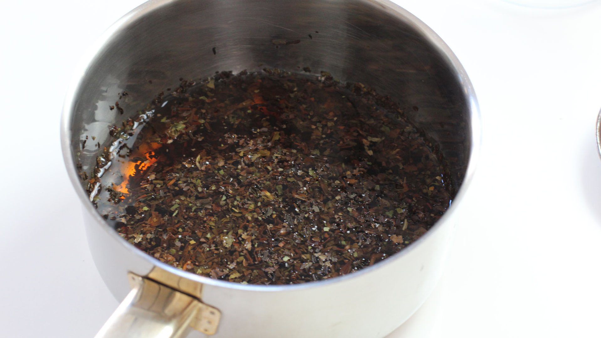 300 ml Wasser zum Kochen bringen. Tee ins heiße Wasser geben und etwa 15 Minuten ziehen lassen. Tee anschließend mit einem Sieb entfernen.