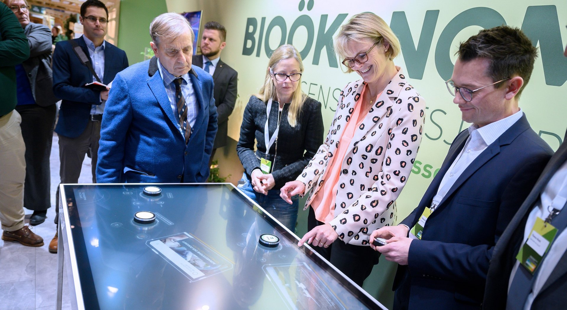 Bundesforschungsministerin Anja Karliczek informiert sich am Stand der Agrarsysteme der Zukunft über das Thema Bioökonomie.