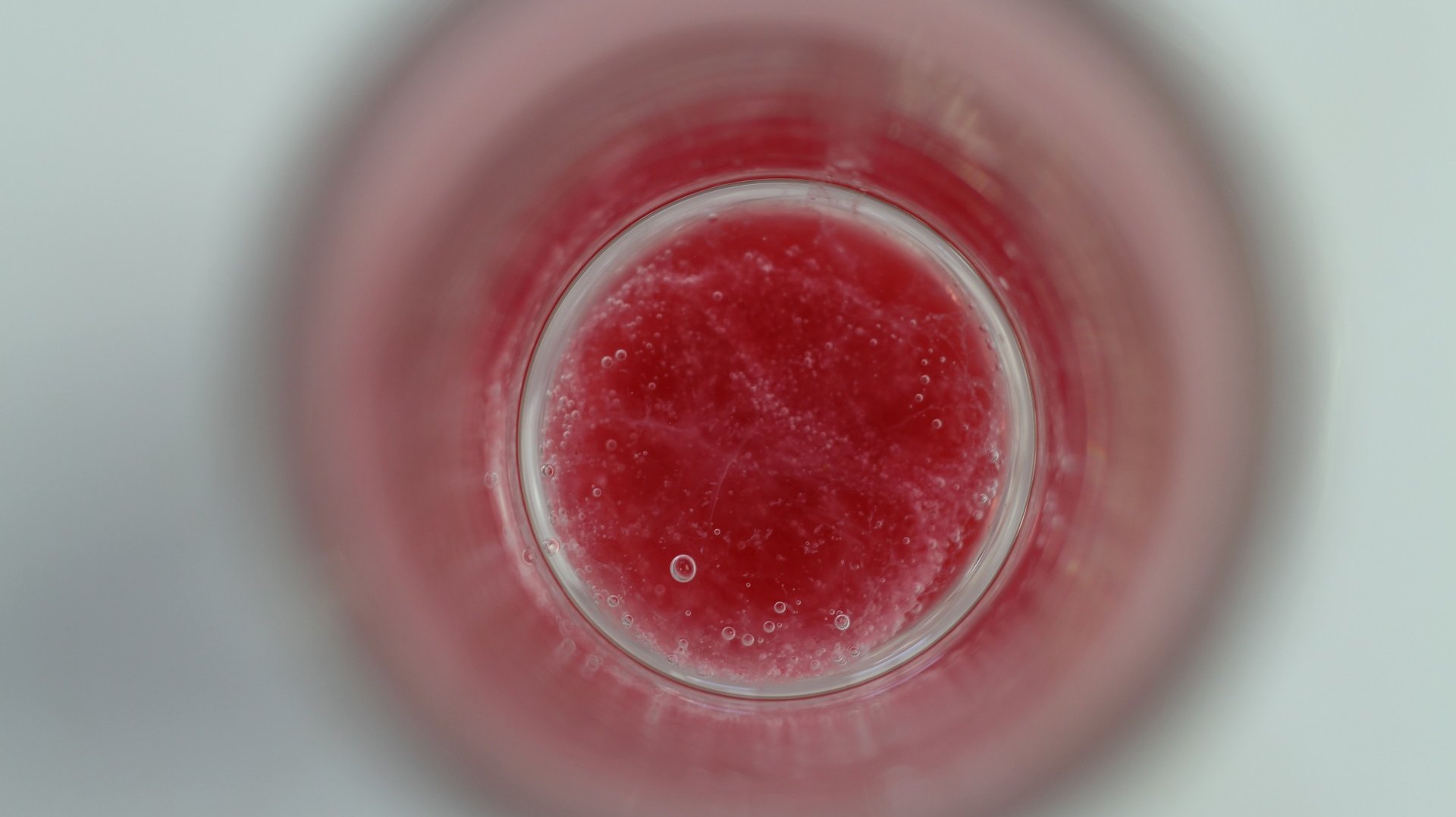 Glas mit einer roten Lösung.