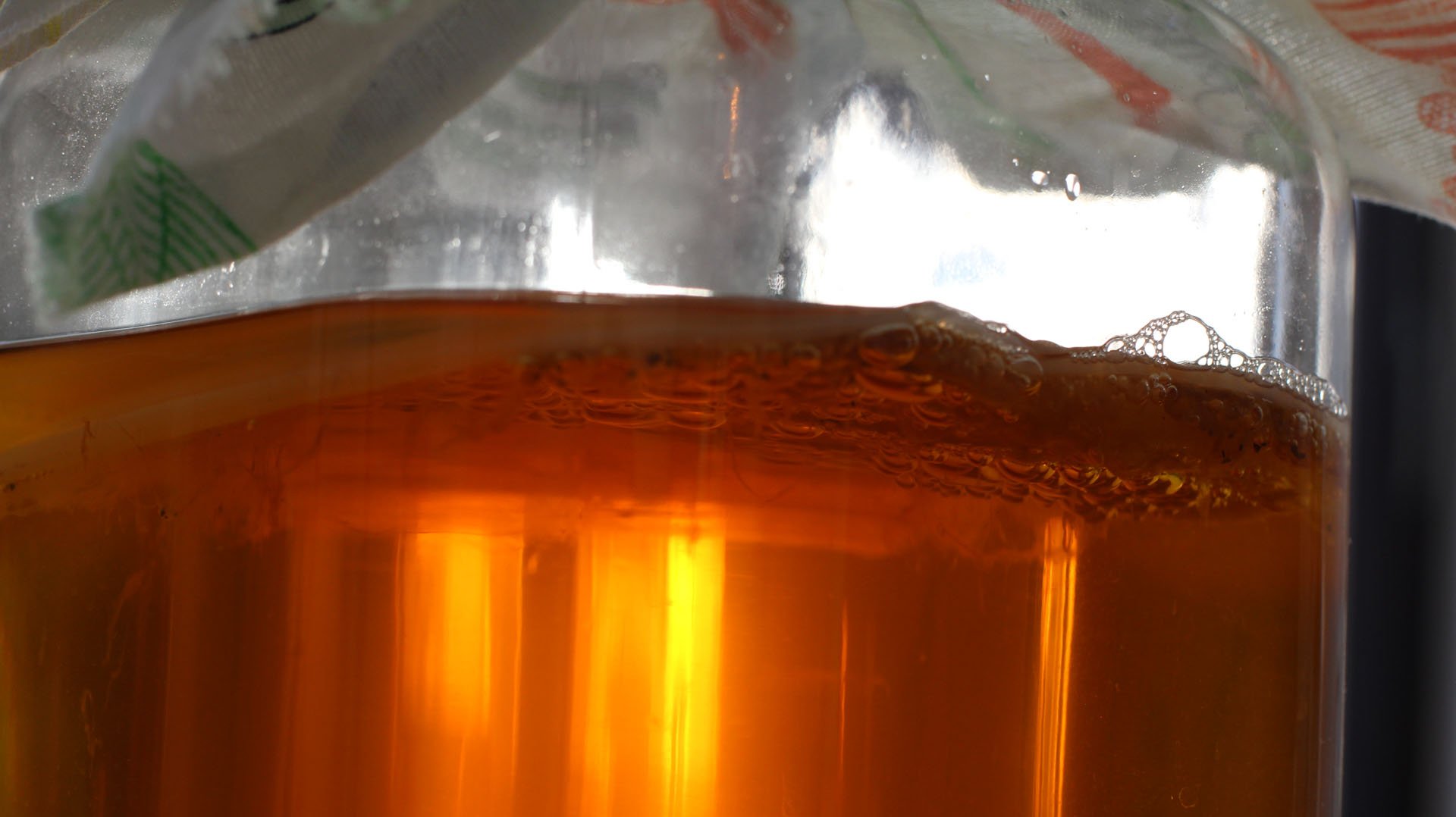 Nun wird das Gärgefäß an einem warmen, ruhigen Ort platziert. Die Mikroorganismen arbeiten am besten, wenn sie sich in ihrer Umgebung wohlfühlen. Die perfekten Bedingungen sind eine Raumtemperatur über 19 °C, ein wenig frische Luft und im besten Fall ein dunkler Ort, da direkte Lichteinstrahlung unserem SCOBY schaden kann.