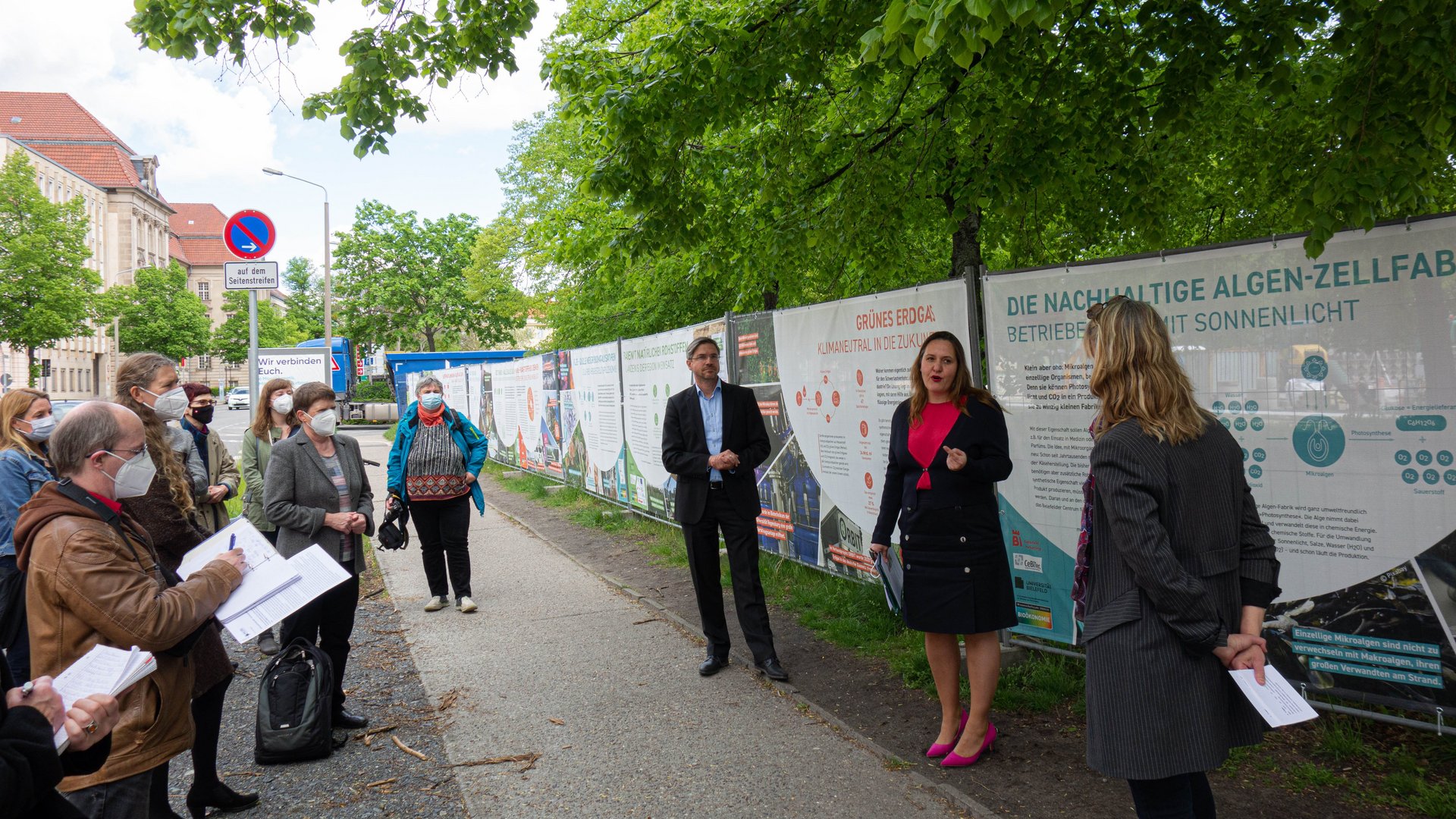 Ein Foto einer Bauzan-Ausstellungseröffnung