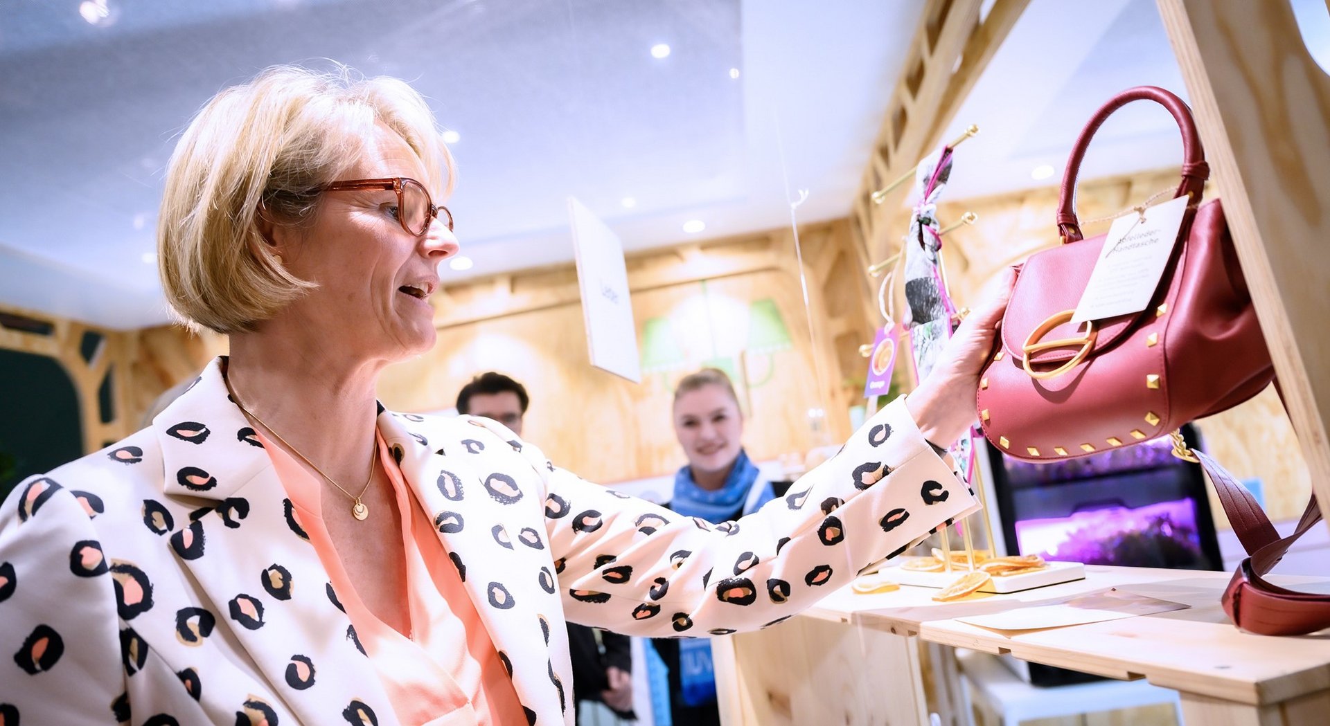 Bundesforschungsministerin Anja Karliczek im Concept Store am Stand der Bioökonomie auf der Internationalen Grünen Woche.