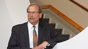 Portraitbild Prof. Dr. Stefan Bringezu
