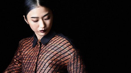 Das Model trägt eine gewebte Jacke aus flexibilisierter Kiefernrinde. © Max-Planck-Institut für Kolloid- und Grenzflächenforschung/Patrick Walter