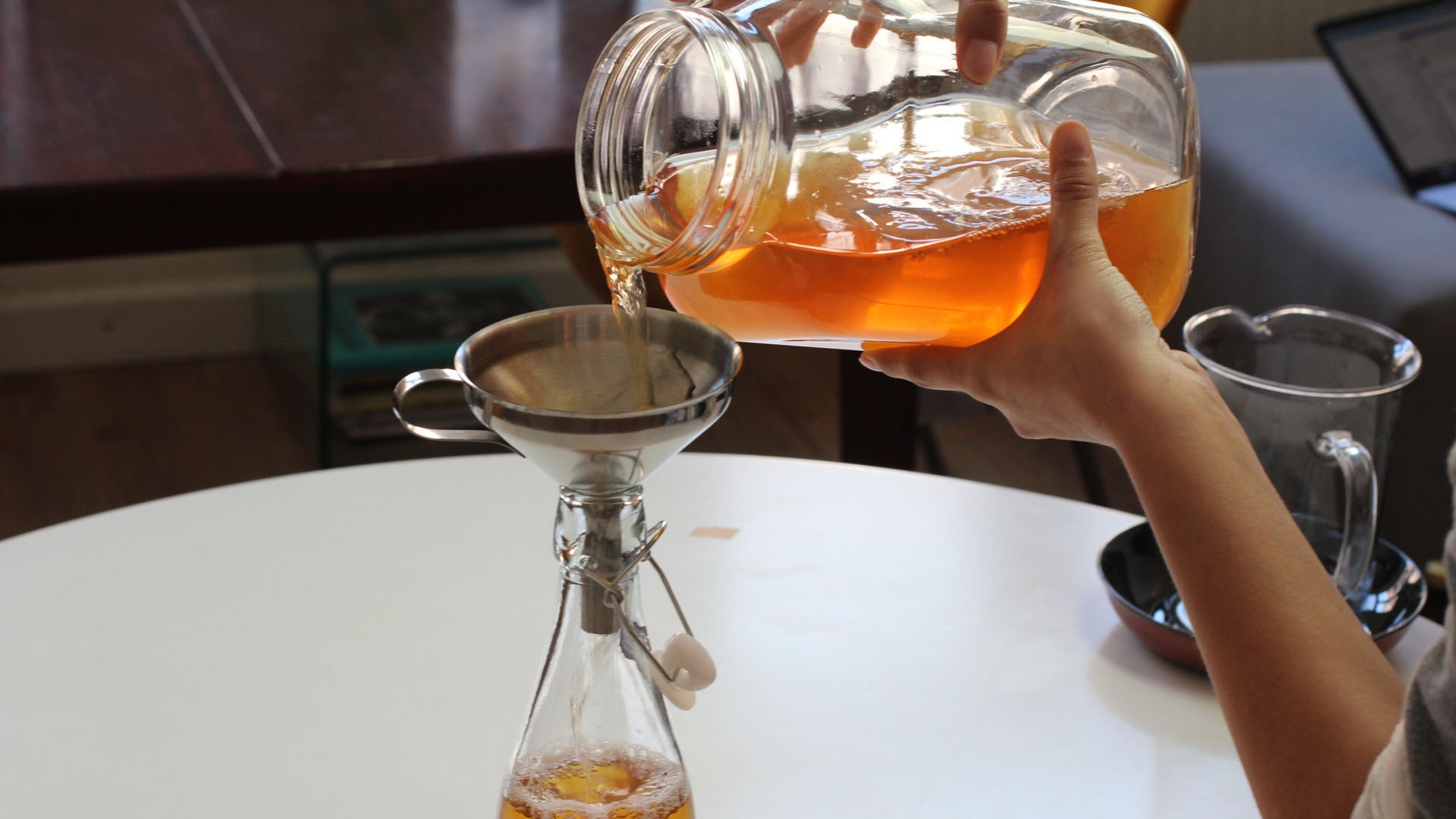 Im letzten Schritt werden ca. 80 % des fertigen Kombuchas in Flaschen gefüllt und luftdicht verschlossen. Für mehr Kohlensäure können die Flaschen ca. 1-3 Tage bei Raumtemperatur stehen gelassen werden (das nennt man Zweitfermentation).