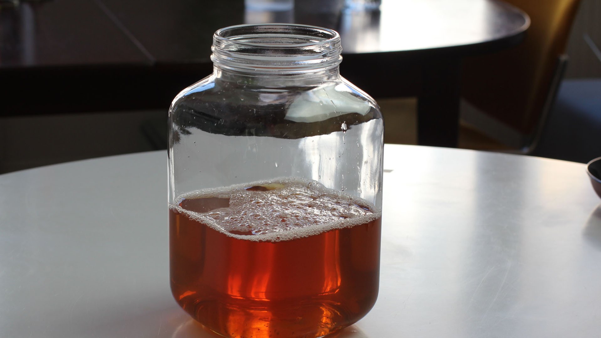 Als nächstes die heiße Mischung in ein großes Gefäß geben und mit dem restlichen kalten Wasser auffüllen. Dabei kühlt der vorher gebraute, süße Tee schnell ab. Dieser Punkt ist besonders wichtig, denn die Mikroorganismen vertragen keine heißen Temperaturen – das würde sie töten, sie sind schließlich lebendig!