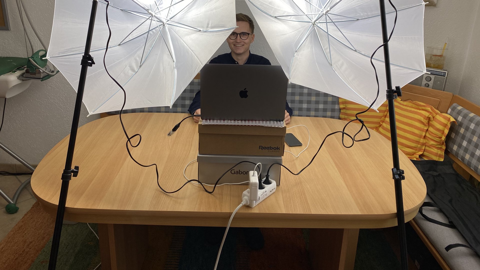 Man vor Rechner und bei Videoaufnahme